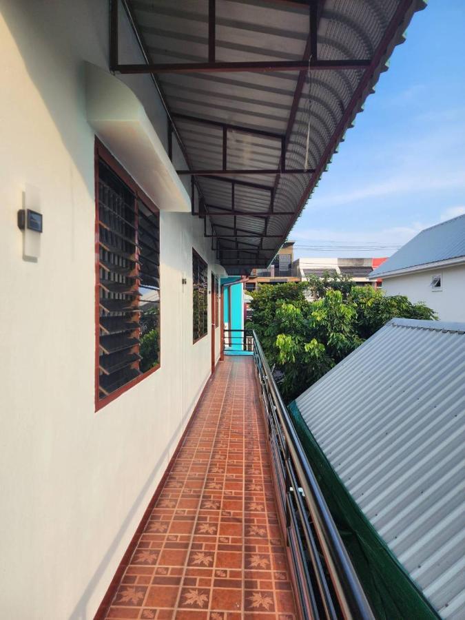 Blue Moon House - A Budget Hostel For Easy Travellers Chiang Mai Exteriör bild